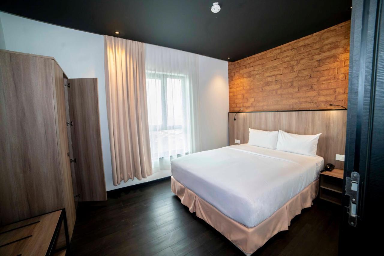 Onomo Hotel Дуала Экстерьер фото